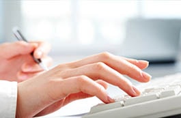 Außendiensttechniker, der ein Schaltbrett repariert